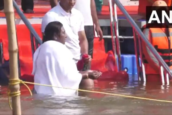 The president of Maha Kumbh, Draupadi Murmu, dive into the Sangam