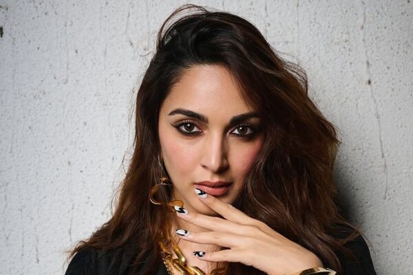 Kiara Advani and Karisma Kapoor wore metallic makeup in the best beauty looks of the week