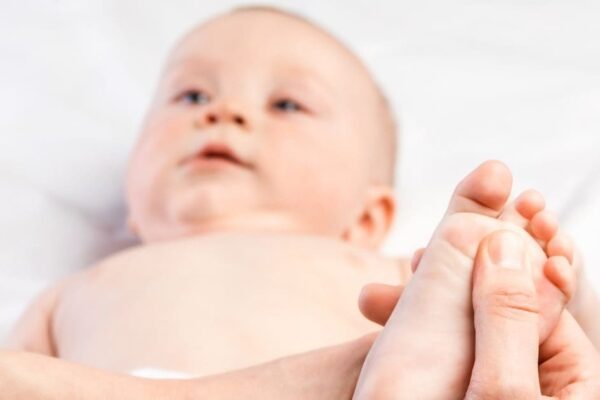 7 Health Benefits of Foot Massage for Kids Better Sleep Digestion and Brain Development as per Doctor Priyanka Arya | Children should be put to sleep by massaging the soles of the feet, you will get rid of 5 troubles, the brain will be sharp like a computer!