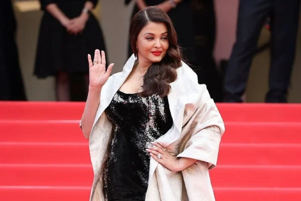 Cannes 2025 Aishwarya Rai Bachchan has become Western, she walked on the red carpet in black dress without suspenders without suspenders