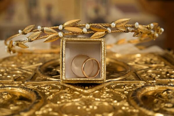 Gold jumped by Rs 550 to Rs 97,350 per 10 grams, silver prices fell
