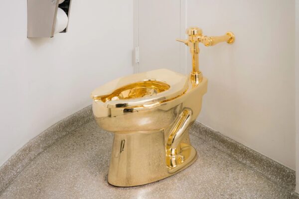 Golden Toilet- A Loot Story! Art of ₹ 51 crore was installed in Churchill’s palace, now it is discovered how the theft took place in 5 minutes…