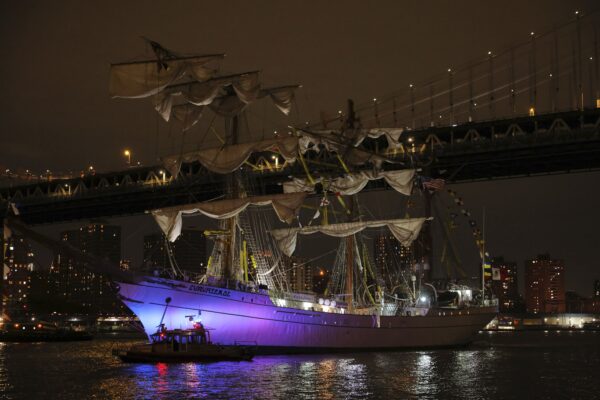 VIDEO: Big accident in New York, Mexico ship collided with Brooklyn Bridge, 2 killed