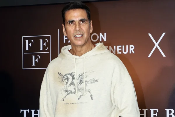 Akshay Kumar clashed with a fan in the streets of London, ardent on the creation of videos without authorization, then took selfie