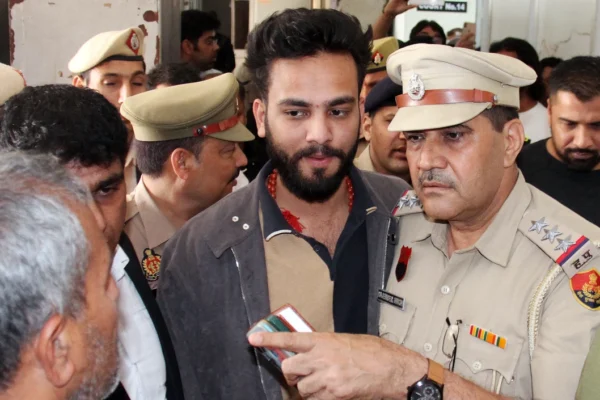 Elvish Yadav House Firing Case an accused arrested after the meeting with Faridabad police
