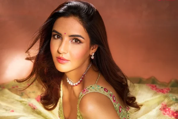 Hearing in the hotel room, the director crosses all the limits, Jasmin Bhasin saved his life