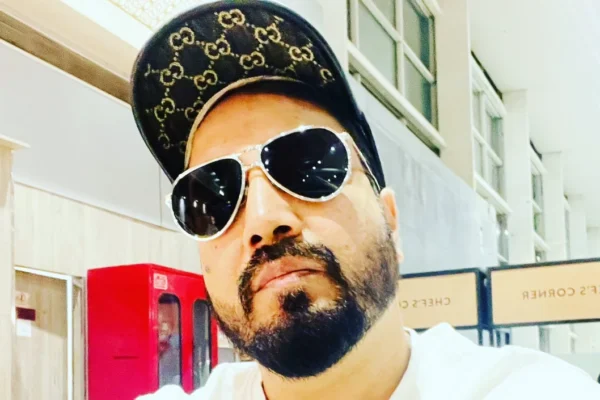 At the post of director Priyadarshan, Mika Singh created a heckling by writing “Om Shanti”, Trollers set up in class