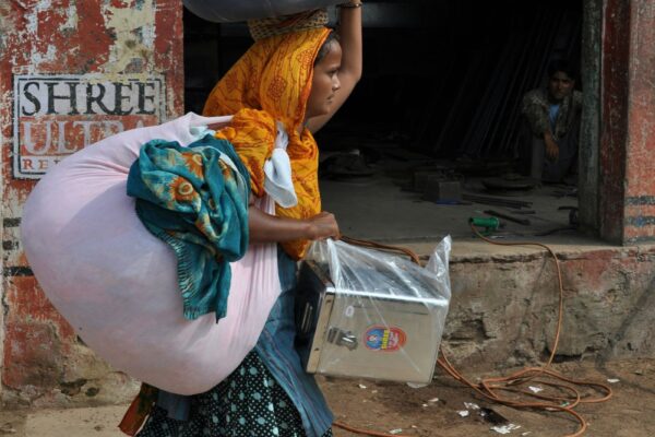 The Delhi thrift market boom rests on the backs of women cloth recyclers