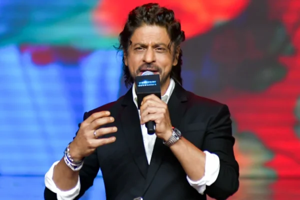 “ I only have one hand to raise the National Award ”, Shah Rukh Khan spoke to the media in a fun way on the shoulder injury