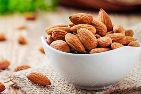 Eating too many almonds can cause kidney stones – How many almonds should eat in a day – ek din me kitne badam khane chahiye – Eating more almonds can lead to kidney stone! So one day should eat almonds